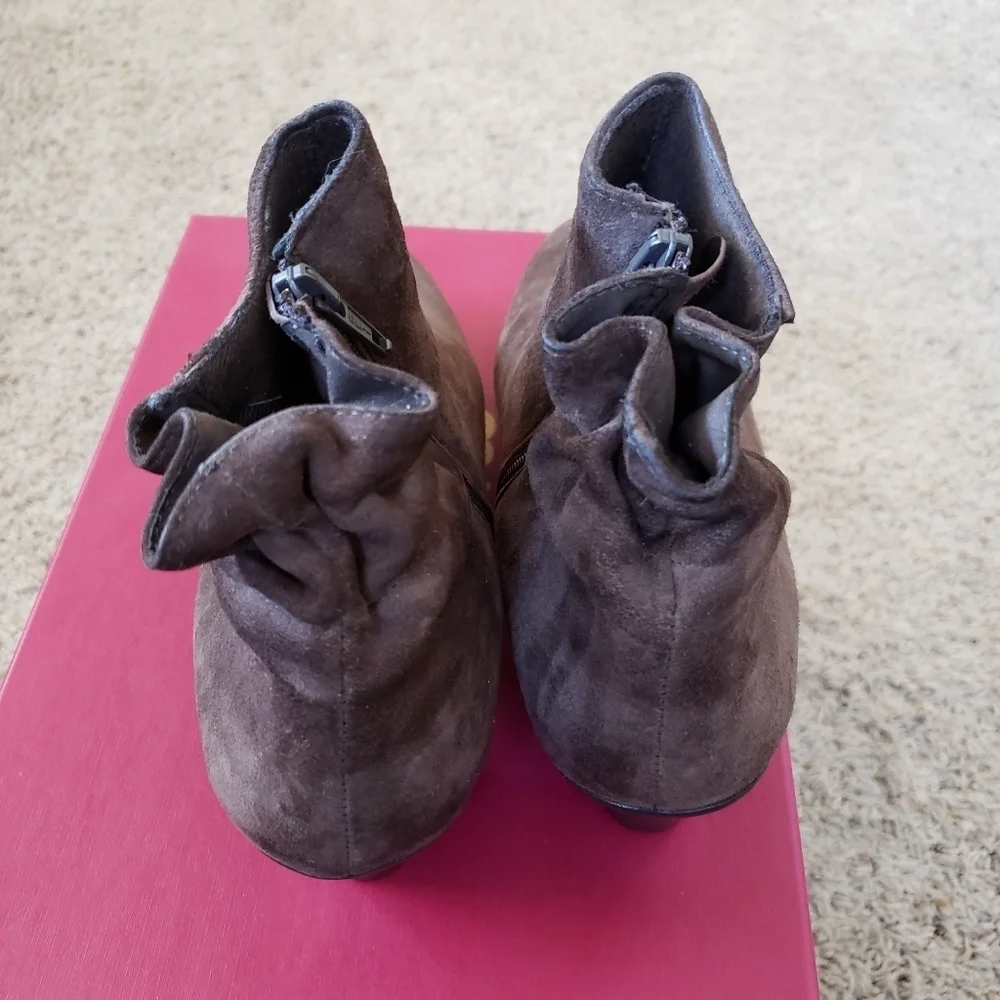 Munro Alfie bootie size 8.5 Medium  Greige